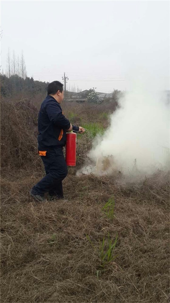 壹品歐迪工藝部劉劍波經理演示滅火器用法