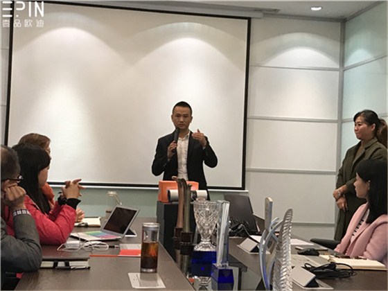 現(xiàn)代辦公家具公司壹品歐迪的員工大會是這個樣子的