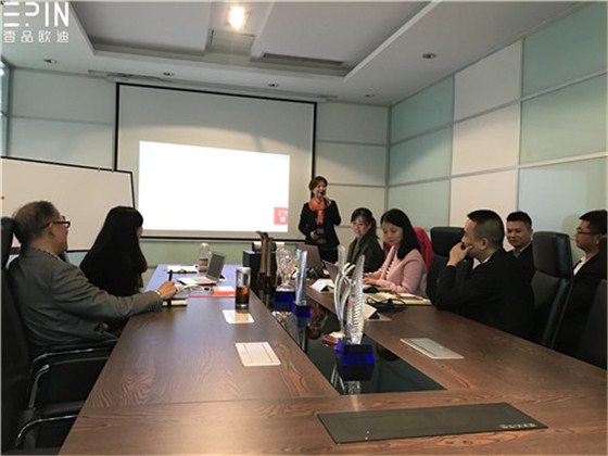 現(xiàn)代辦公家具公司壹品歐迪的員工大會是這個樣子的