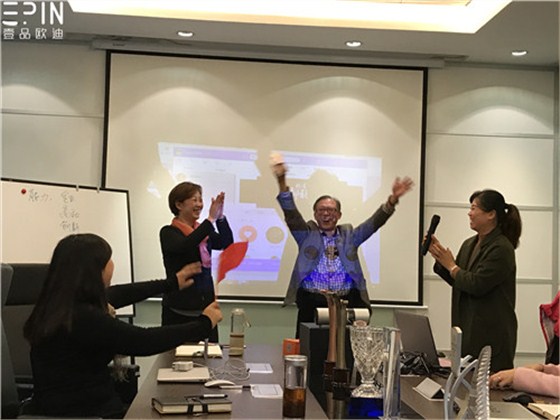 現(xiàn)代辦公家具公司壹品歐迪的員工大會是這個樣子的