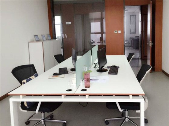 辦公家具廠家壹品歐迪關(guān)于辦公家具與地板如何搭配好看的幾點建議