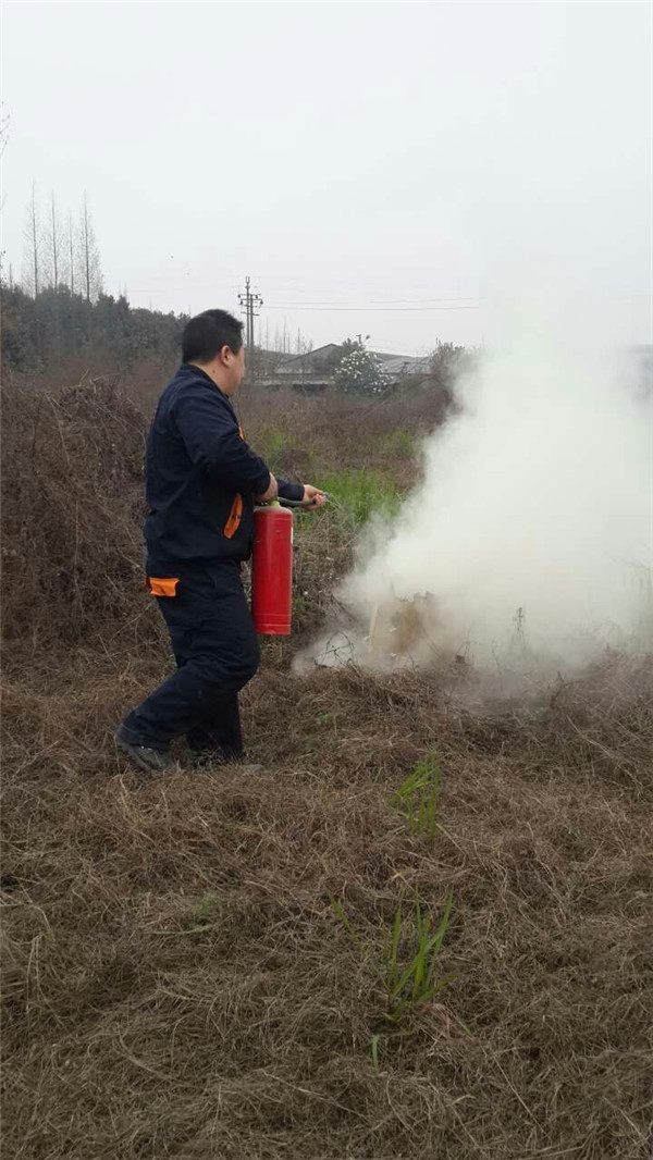 壹品歐迪工藝部劉劍波經理演示滅火器用法