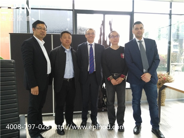 壹品歐迪董事長張曉帆等與意大利客人在壹品歐迪青羊體驗(yàn)店合影