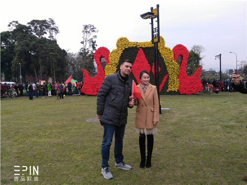 意大利國(guó)家電視臺(tái)記者與都江堰青城山旅游景區(qū)管理局嚴(yán)局長(zhǎng)合影-壹品歐迪辦公家具拍攝