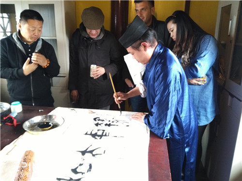 從中國(guó)文字向意大利來(lái)賓介紹中國(guó)道家文化-壹品歐迪辦公家具攝