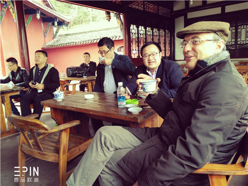 米蘭蒙札副市長(zhǎng)體驗(yàn)成都蓋碗茶-壹品歐迪辦公家具攝