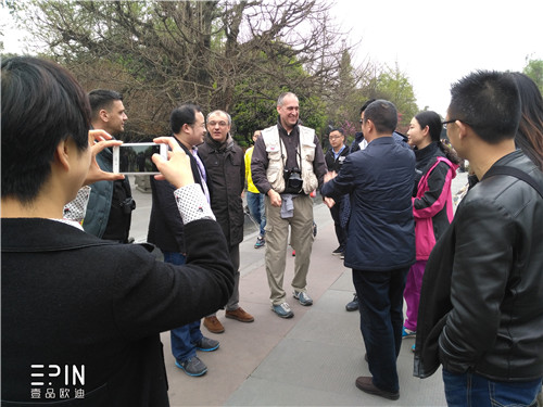 來(lái)成都進(jìn)行文化交流的意大利來(lái)賓來(lái)到都江堰-壹品歐迪辦公家具攝