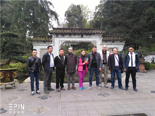 意大利來(lái)賓與成都陪同人員合影-壹品歐迪辦公家具攝