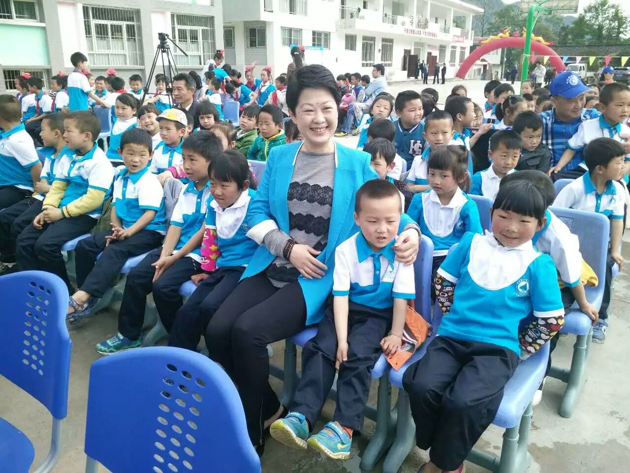 “災后重建 精準扶貧 春暖童心”-壹品歐迪總經理陶秀娟女士與孩子們在一起！